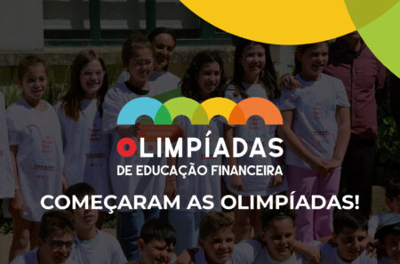 Grupo de crianças com tshirts das olimpíadas de educação financeira